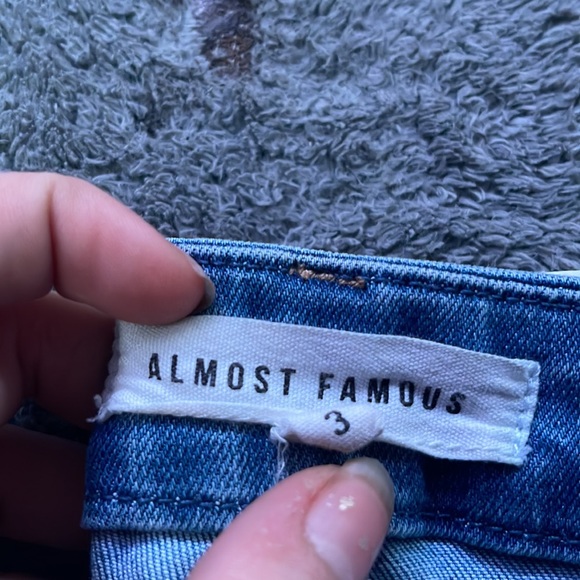 size 3 skinny jeans , worn a few times before i had gotten pregnant - Picture 2 of 2